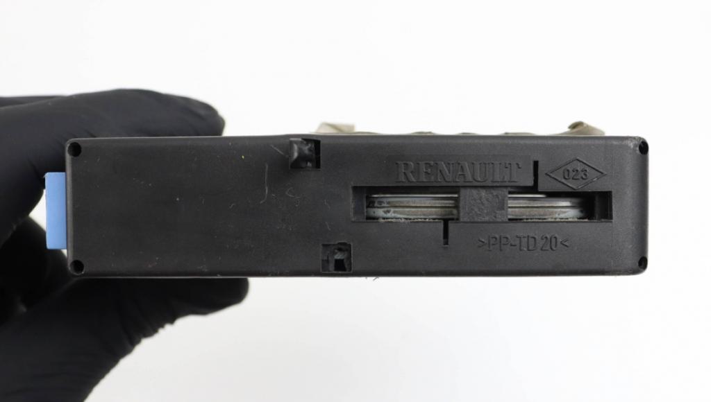 Renault Laguna II 2001-2007 hatchback 1.9 DCI diesel 79 kW 2001  Spínacia skrinka 8200224594