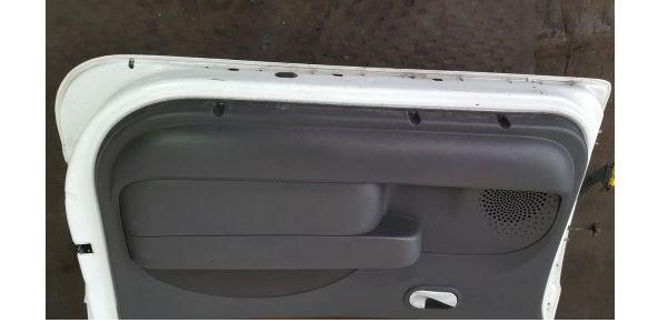 Renault Twingo II 2007-2014 hatchback 1.2 16v petrol MT 55 kW 2013  Dvere predné pravé