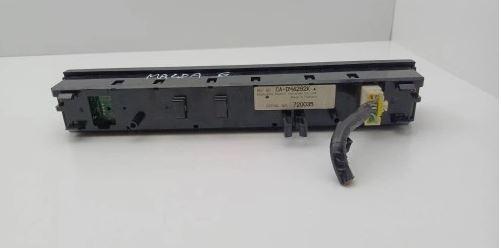 Mazda 6 I GG 2002-2007 combi 2.0 16v petrol MT 104 kW 2003  Displej CADM4292K