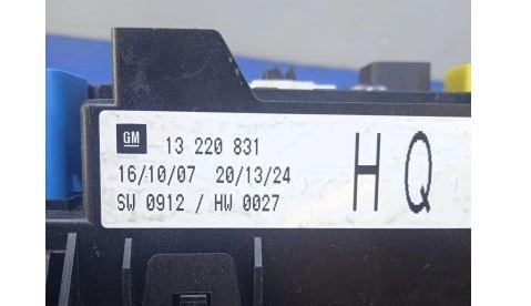 Opel Astra III 2004-2014 hatchback 1.7 CDTI diesel MT 74 kW 2005  Poistková skrinka 13220831