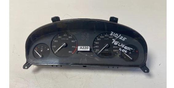 Peugeot 406 sedan 1.8 8v petrol MT 66 kW 1998  Prístrojová doska 9628534280