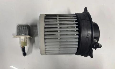 Suzuki Splash hatchback 1.0 petrol MT 48 kW 2008  Ohrievanie, ventilácia A10370B07000