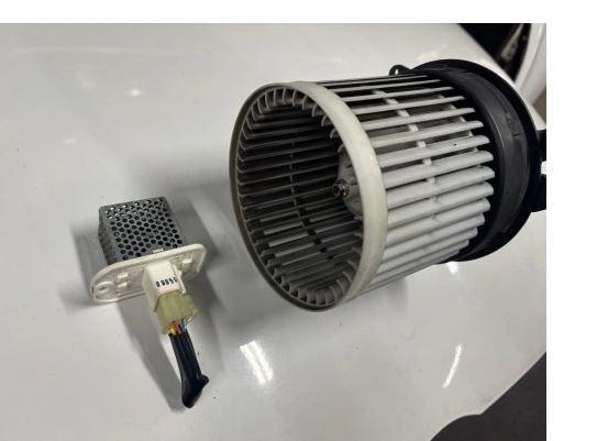 Suzuki Splash hatchback 1.0 petrol MT 48 kW 2008  Ohrievanie, ventilácia A10370B07000