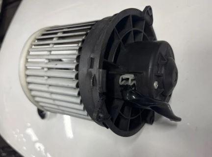 Suzuki Splash hatchback 1.0 petrol MT 48 kW 2008  Ohrievanie, ventilácia A10370B07000