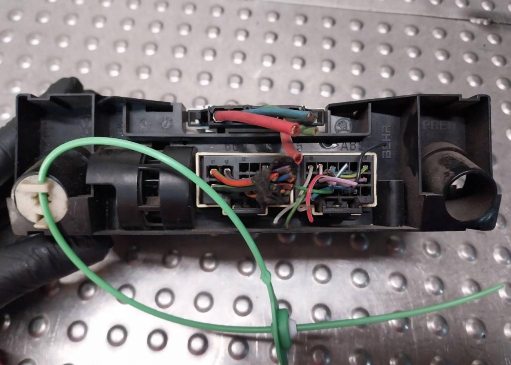 Seat Ibiza III 6L 2002-2008 hatchback 1.4 16v petrol MT 55 kW 2005  Panel kúrenia/klimatizácie 6L0820045