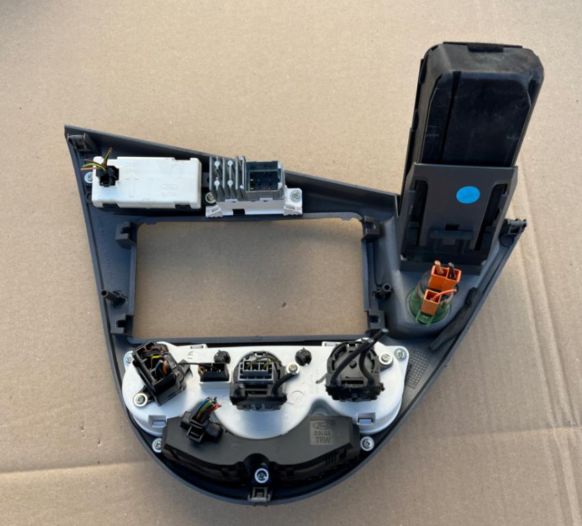 Ford Focus Mk1 1998-2004 combi 1.6 16v petrol MT 74 kW 2004  Panel kúrenia/klimatizácie 98AB18C419AE