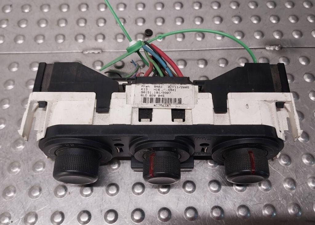 Seat Ibiza III 6L 2002-2008 hatchback 1.4 16v petrol MT 55 kW 2005  Panel kúrenia/klimatizácie 6L0820045