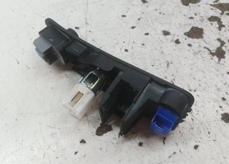 Seat Leon II 2005-2012 hatchback 1.6 8v petrol MT 75 kW 2005  Prepínač ovládania okna predný ľavý 5P0959565A