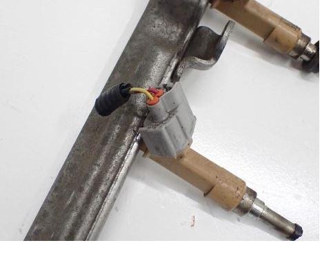 Toyota Corolla E15 2007-2014 sedan 1.6 VVTi 16v petrol 91 kW 2007  Vstrekovacia lišta 23250-0T030