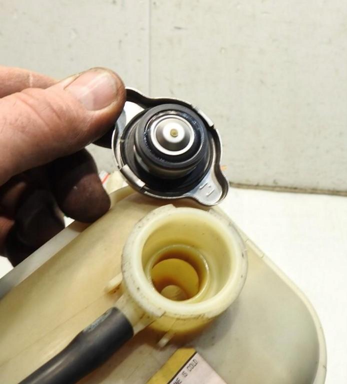 Kia Ceed I 2006-2012 combi 1.6 CRDI diesel MT 85 kW 2010  Vyrovnávacia nádržka chladiacej kvapaliny 25481-2H100