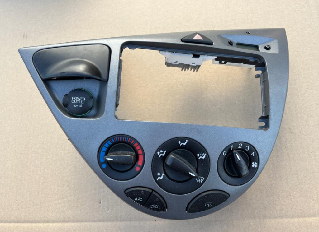 Ford Focus Mk1 1998-2004 combi 1.6 16v petrol MT 74 kW 2004  Panel kúrenia/klimatizácie 98AB18C419AE