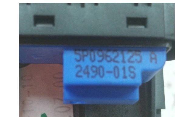 Seat Leon II 2005-2012 hatchback 1.6 8v petrol MT 75 kW 2005  Prepínač ovládania okna predný ľavý 5P0959565A