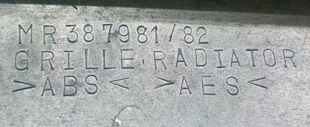 Mitsubishi Pajero III 2000-2004 hatchback 3.5 V6 petrol AT 149 kW 2001  Mriežka predná (maska chladiča) MR387981