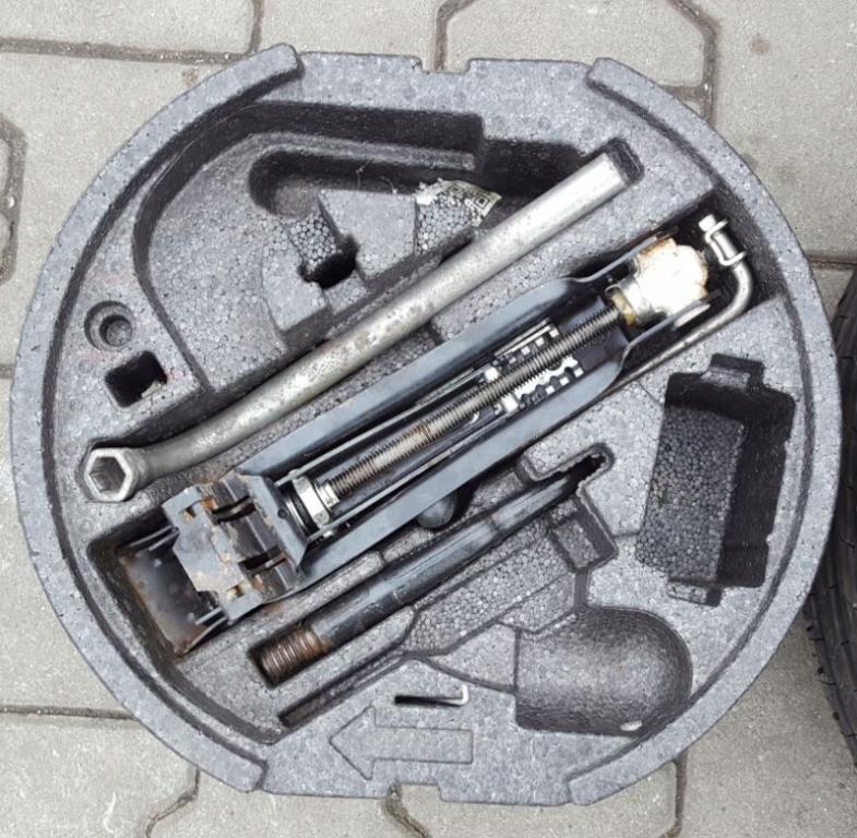 Volkswagen Passat B6 B7 B8 2005-2015 sedan 2.0 TDI diesel 125 kW 2009  Sada na výmenu rezervného kolesa R16