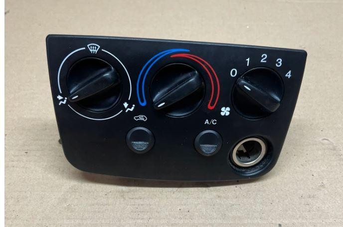 Ford Fiesta Mk5 1995-2002 hatchback 1.3 8v petrol MT 44 kW 1995  Panel kúrenia/klimatizácie XS6H19A522AA