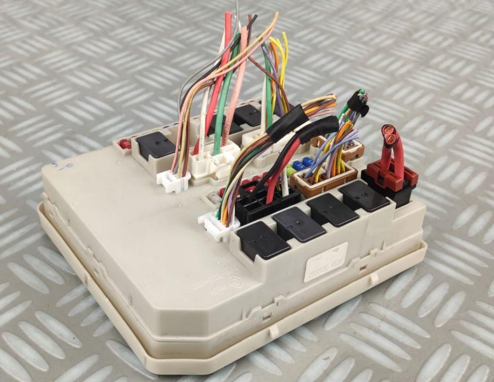 Renault Modus hatchback 1.5 DCI diesel MT 63 kW 2007  Poistková skrinka 233293C