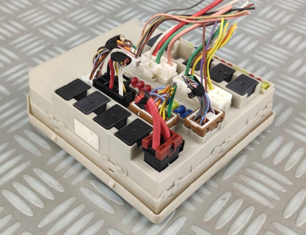 Renault Modus hatchback 1.5 DCI diesel MT 63 kW 2007  Poistková skrinka 233293C