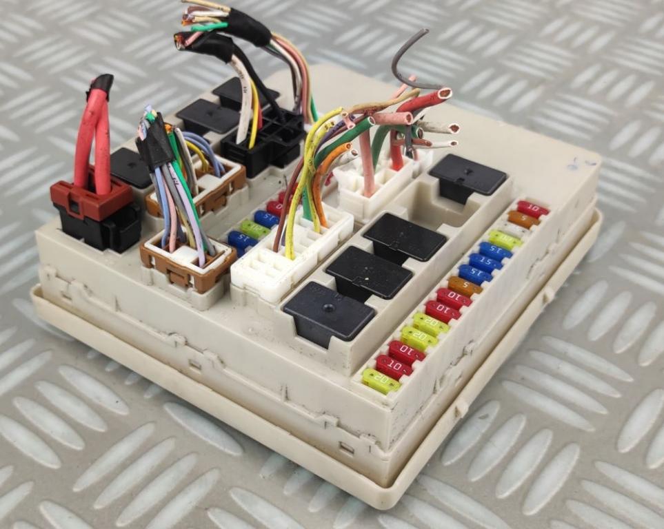 Renault Modus hatchback 1.5 DCI diesel MT 63 kW 2007  Poistková skrinka 233293C