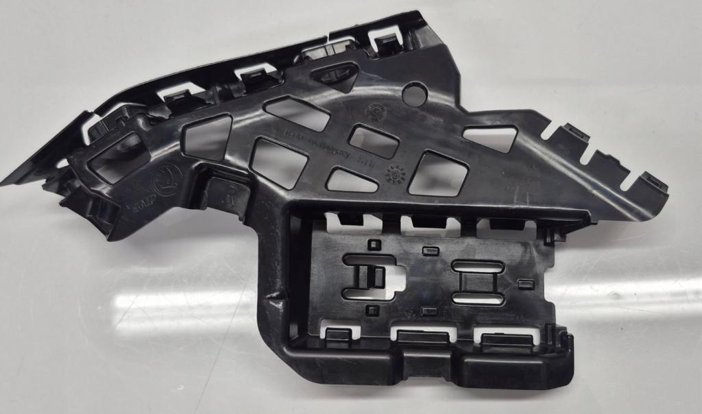 Skoda Superb IV 2023- sedan   Úchyt (držiak) predného nárazníka pravý 3P0807184