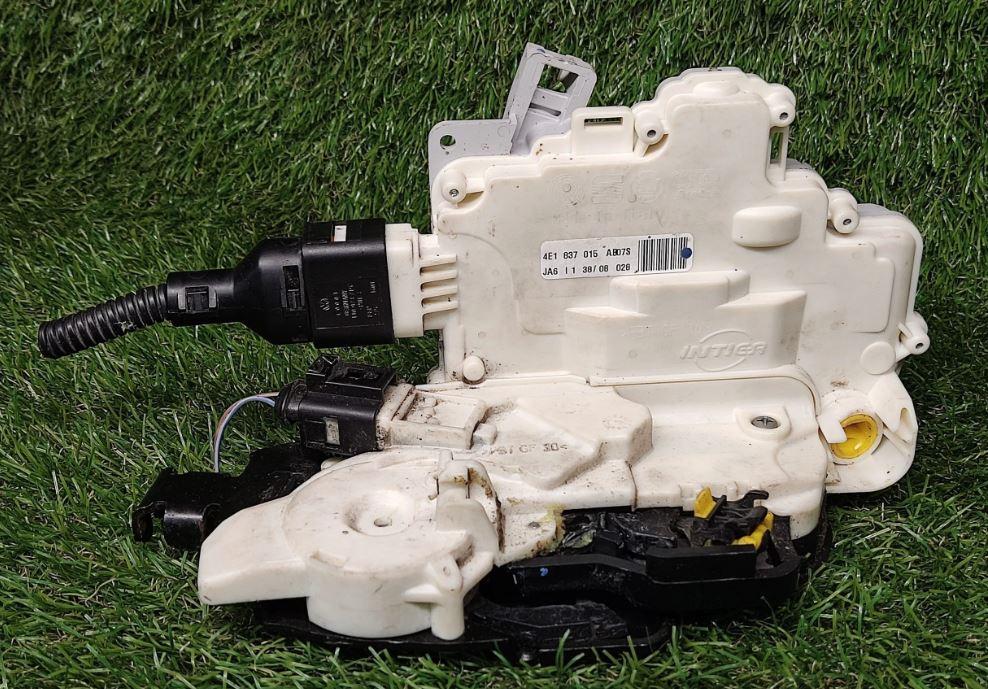 Audi A8 D3 2002-2009 sedan 4.2 V8 petrol AT 246 kW 2006  Zámok dverí predný ľavý 4E1837015 4E1837015AB