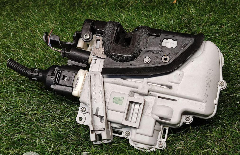 Audi A8 D3 2002-2009 sedan 4.2 V8 petrol AT 246 kW 2006  Zámok dverí predný ľavý 4E1837015 4E1837015AB