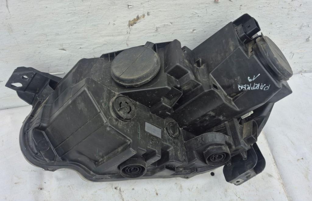 Peugeot Partner II 2008-2018 hatchback 1.6 HDI diesel MT 68 kW 2015  Svetlo predné pravé 9816826880