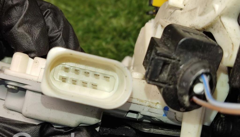 Audi A8 D3 2002-2009 sedan 4.2 V8 petrol AT 246 kW 2006  Zámok dverí predný ľavý 4E1837015 4E1837015AB