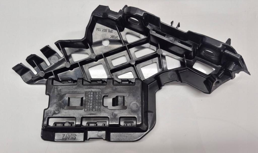 Skoda Superb IV 2023- sedan   Úchyt (držiak) predného nárazníka pravý 3P0807184