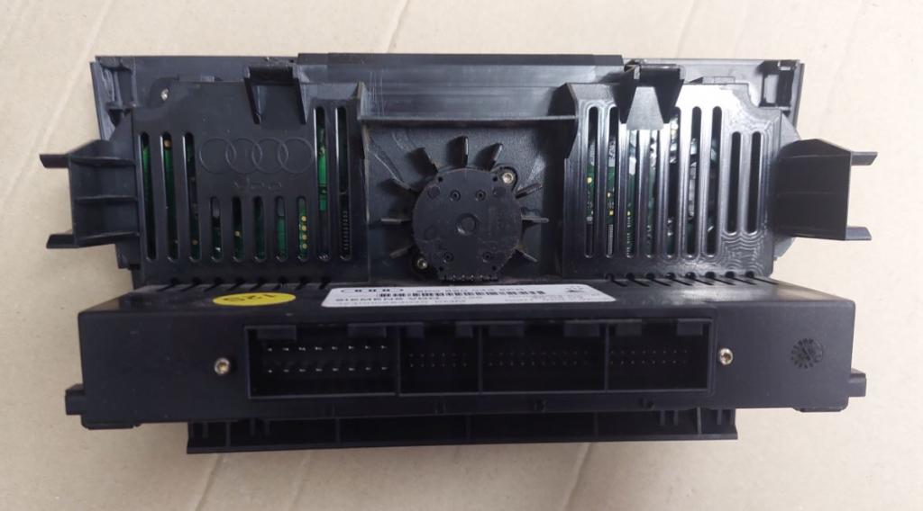 Audi A3 8P 2003-2012 hatchback 1.9 TDI diesel MT 77 kW 2006  Panel kúrenia/klimatizácie 8P0820043