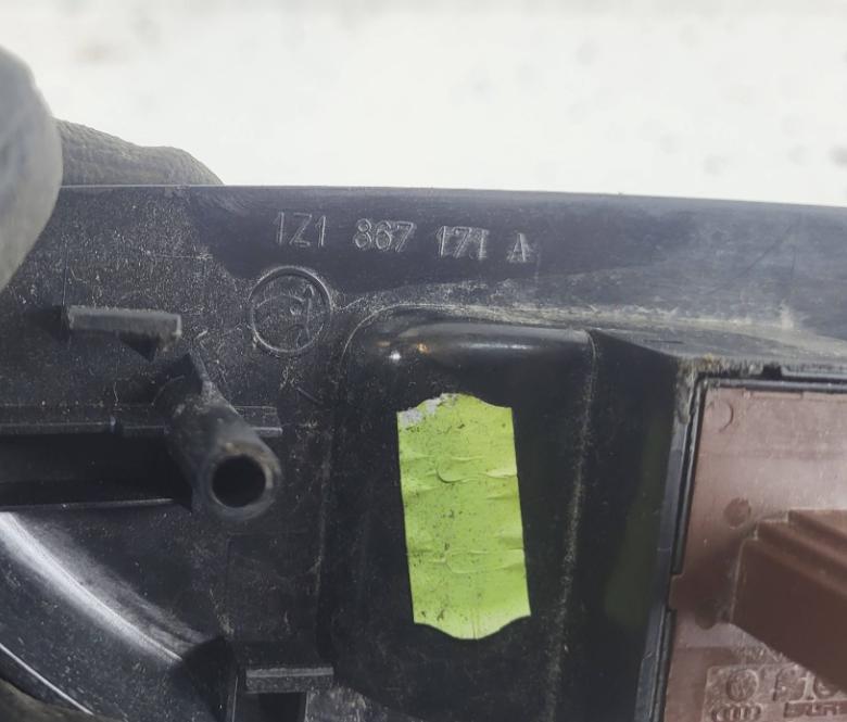 Skoda Octavia II 2004-2013 hatchback 1.6 SR petrol MT 75 kW 2008  Prepínač ovládania okna predný ľavý 1Z1867171A