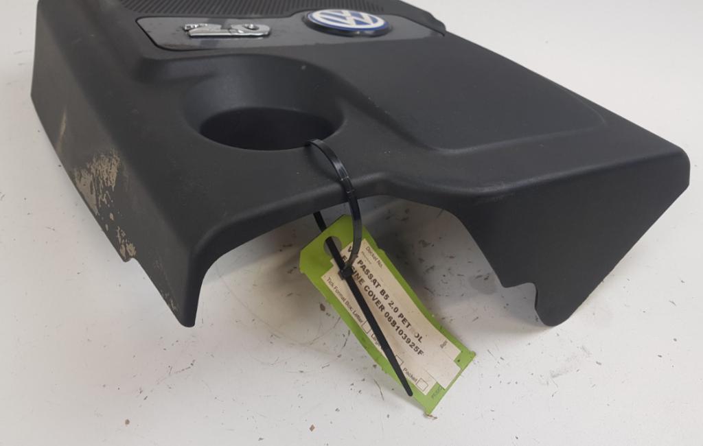 Volkswagen Passat B5 1995-2005 sedan 2.0 8v petrol MT 85 kW 2002  Kryt motora horný 06B103925F 06B103925