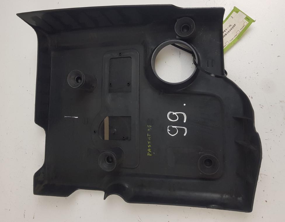 Volkswagen Passat B5 1995-2005 sedan 2.0 8v petrol MT 85 kW 2002  Kryt motora horný 06B103925F 06B103925