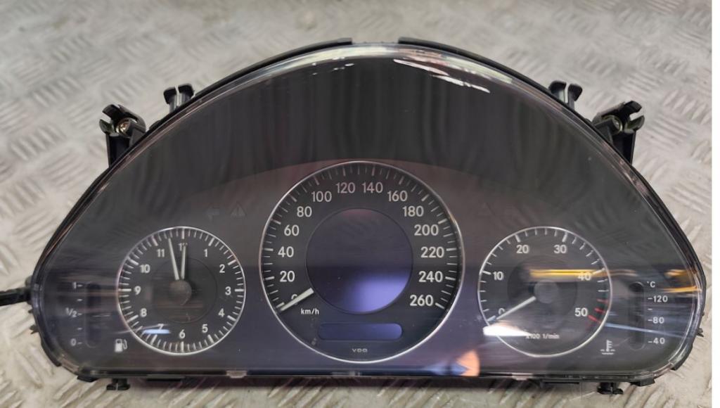 Mercedes E W211 2002-2009 sedan 2.2 CDI diesel MT 110 kW 2002  Prístrojová doska A2115402311