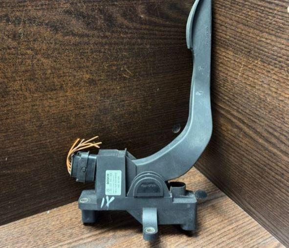 Iveco Daily III 1999-2006 2.8 HPI diesel MT 92 kW 2003 Potenciometer plynového pedálu 0281002359 500344802