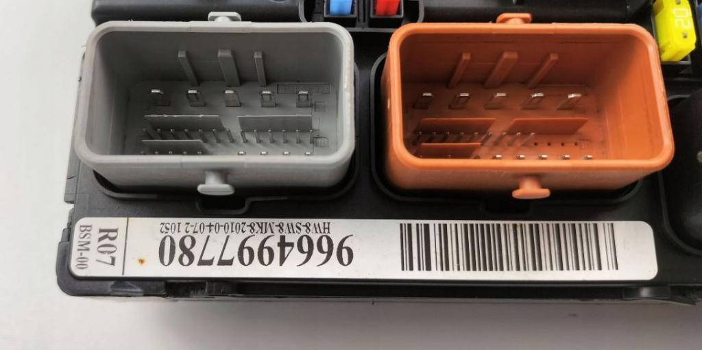 Peugeot 207 hatchback 1.4 16v petrol MT 65 kW 2007  Poistková skrinka 9664997780