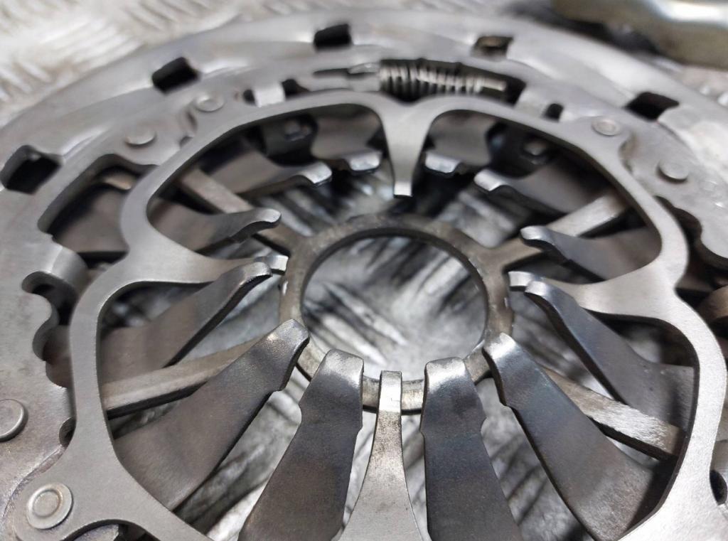 Audi A6 C6 2004-2011 combi 2.0 TDI diesel MT 100 kW 2006  Spojková sada 415024410 03G141031H