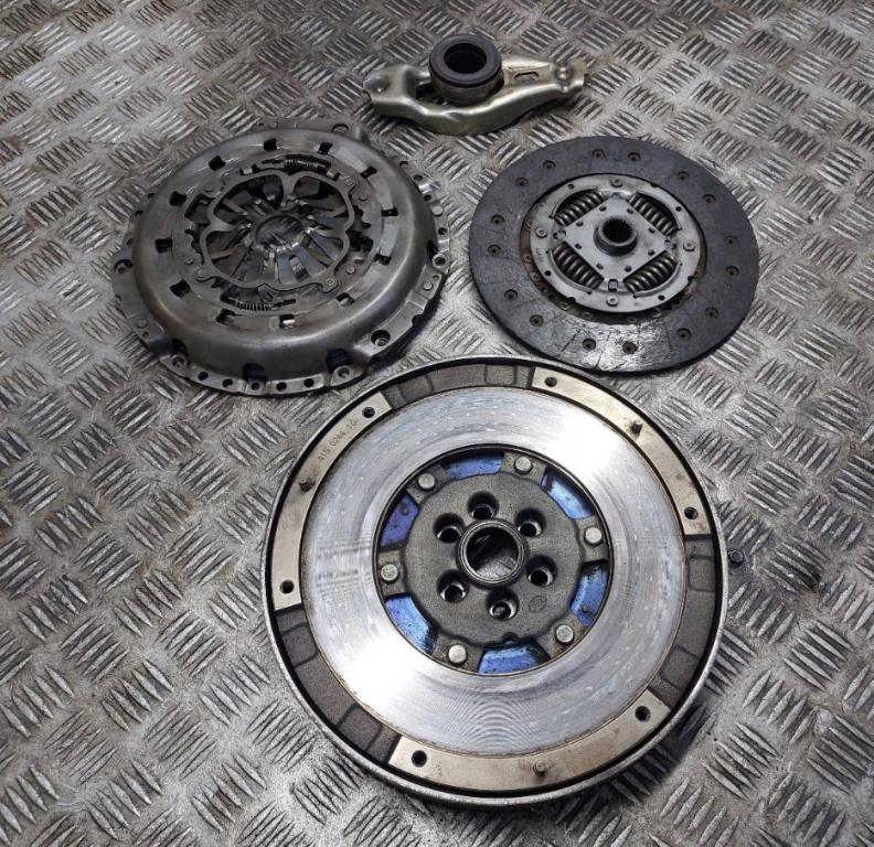 Audi A6 C6 2004-2011 combi 2.0 TDI diesel MT 100 kW 2006  Spojková sada 415024410 03G141031H