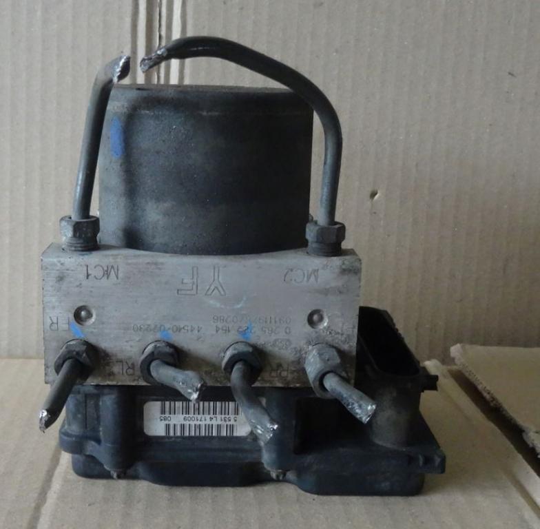 Toyota Auris I 2006-2013 hatchback 1.4 D4D diesel MT 66 kW 2008  Pumpa ABS 0265800827