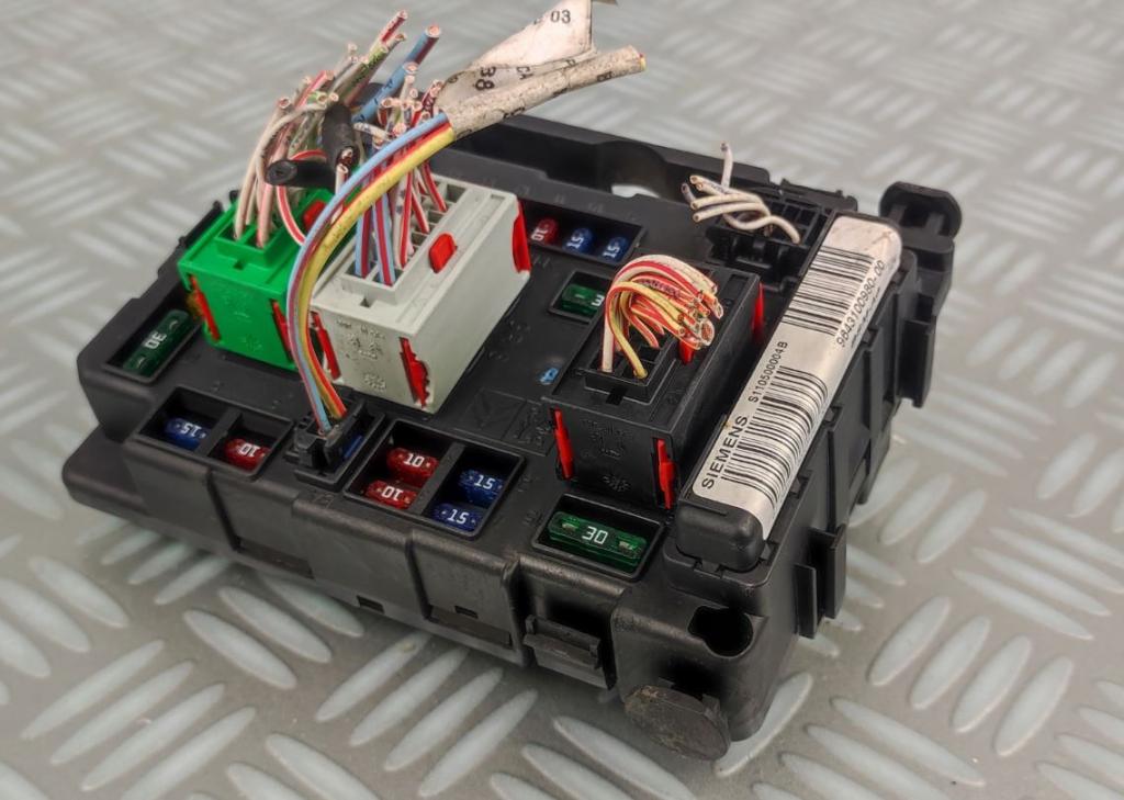 Citroen C5 I 2001-2008 hatchback 2.0 16v petrol MT 103 kW 2002  Poistková skrinka 9643100980