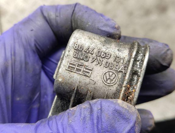 Volkswagen Polo III 6N 1994-2001 hatchback 1.4 MPI petrol MT 44 kW 2000  Manžeta rýchlostnej páky 8044069131 6N0711089A