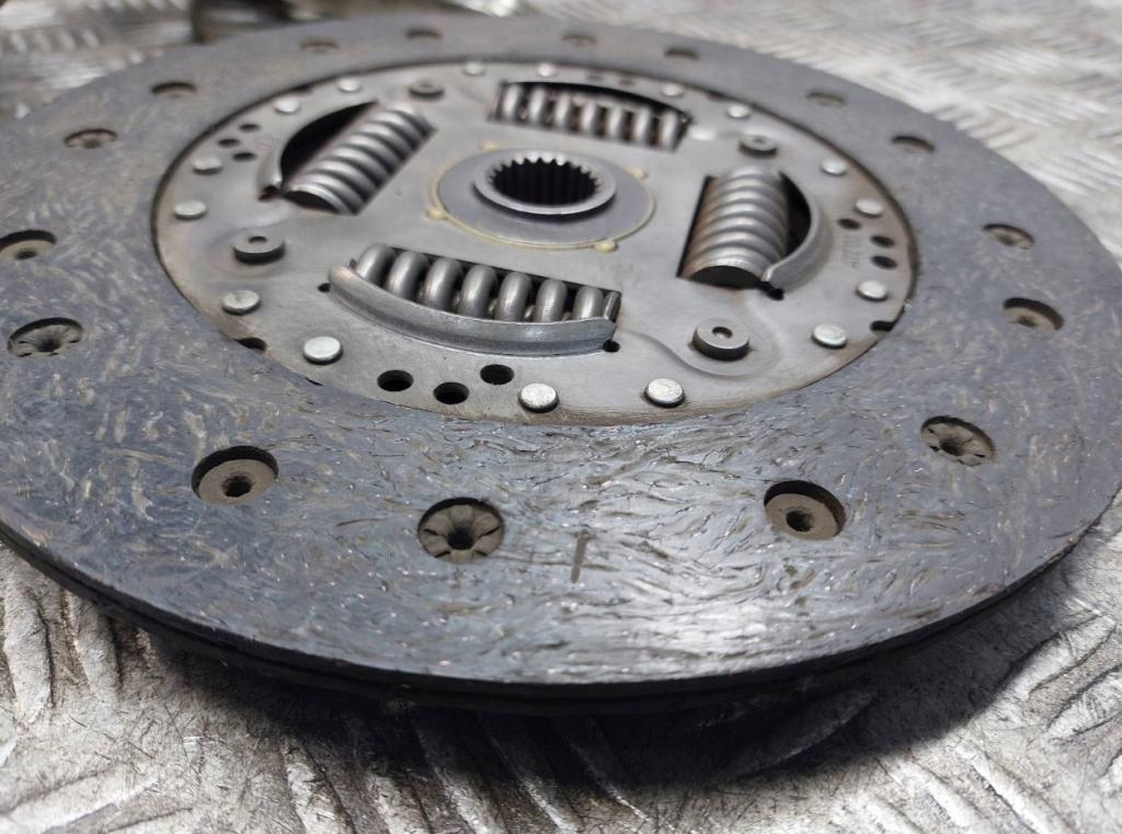 Audi A6 C6 2004-2011 combi 2.0 TDI diesel MT 100 kW 2006  Spojková sada 415024410 03G141031H