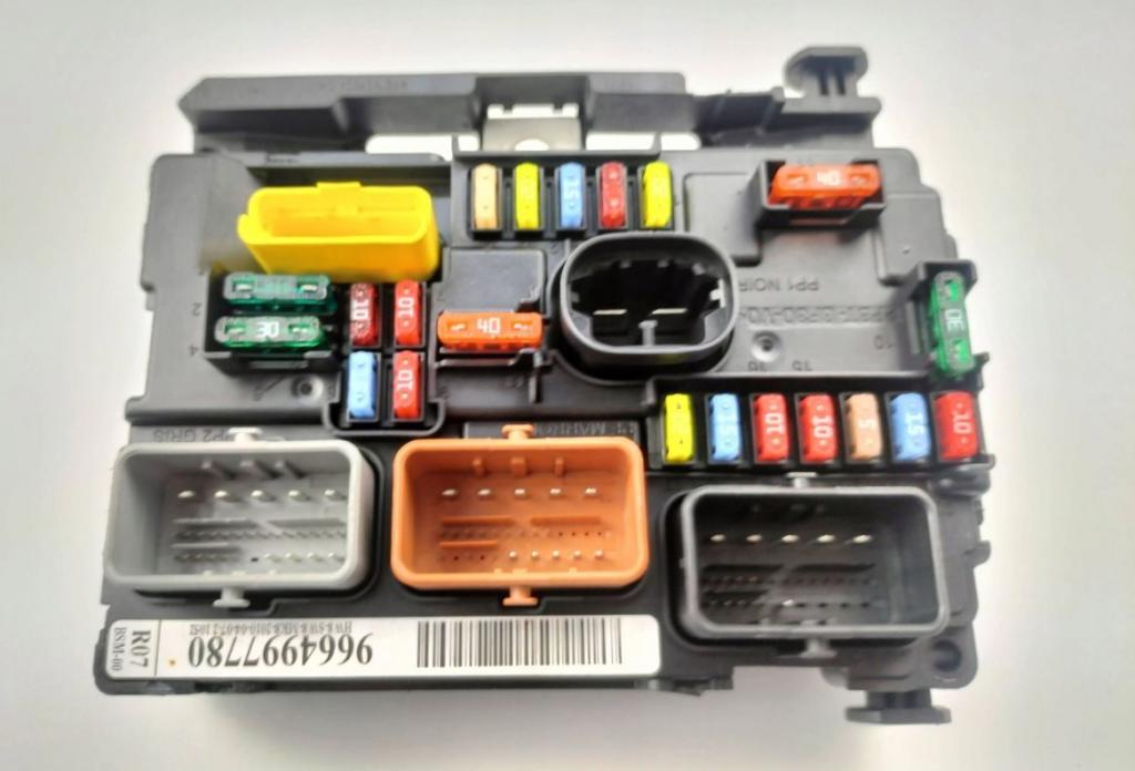 Peugeot 207 hatchback 1.4 16v petrol MT 65 kW 2007  Poistková skrinka 9664997780