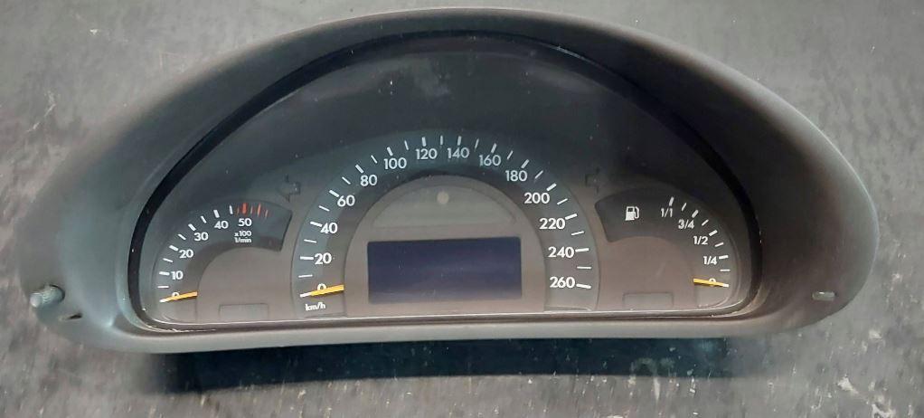 Mercedes C W203 2000-2007 sedan 2.2 CDI diesel AT 105 kW 2001  Prístrojová doska A2035401347