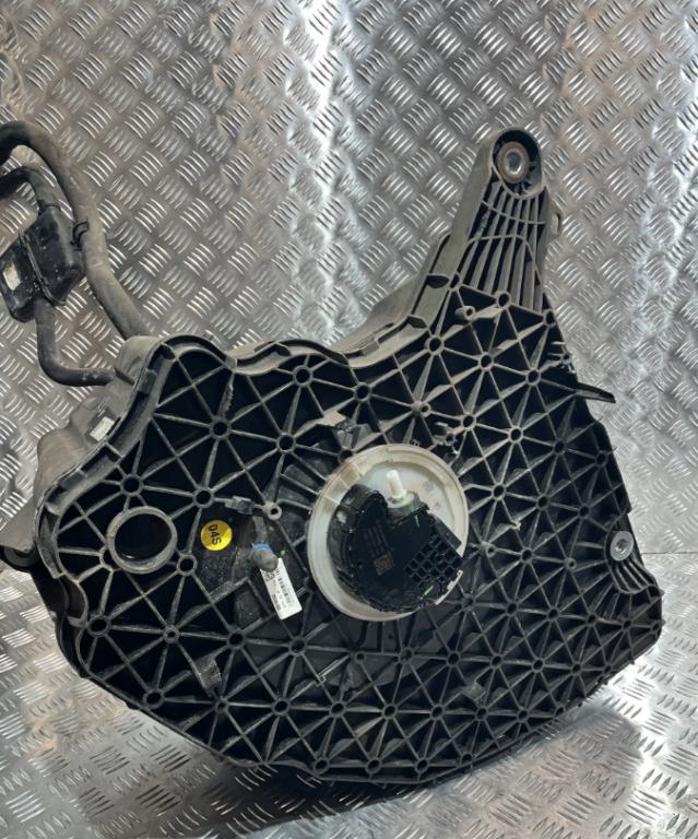 Audi A4 B9 2015-  2.0 TDI 140kW 2018  Nádrž AdBlue 8W0131969J