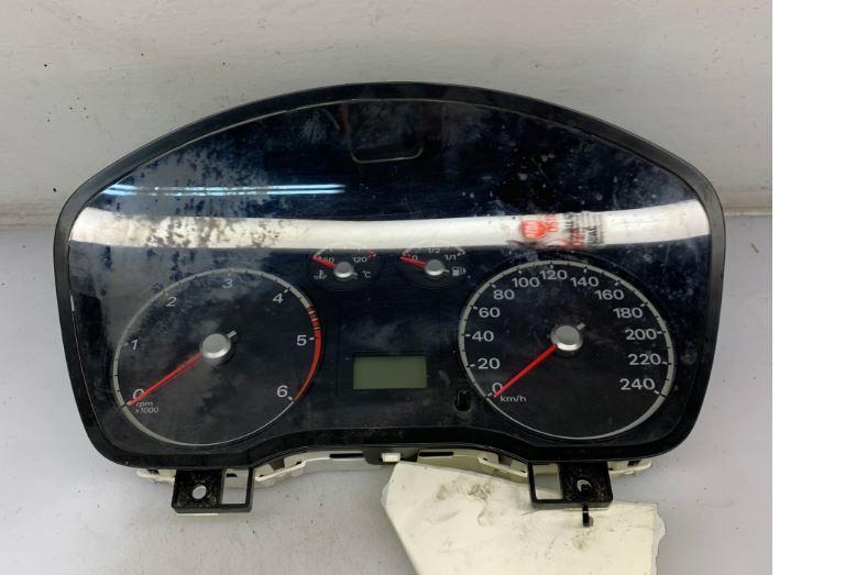 Ford Focus Mk2 2004-2011 hatchback 1.6 16v petrol MT 85 kW 2005  Prístrojová doska 4U7T-10849-CN