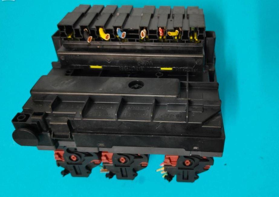 Peugeot 308 I 2007-2013 hatchback 1.6 HDI diesel MT 80 kW 2010  Poistková skrinka 9664706280