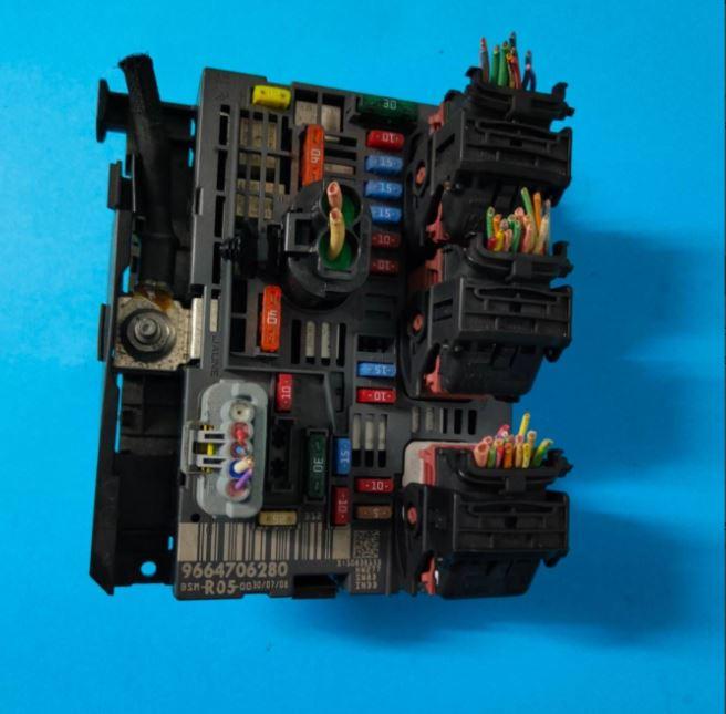 Peugeot 308 I 2007-2013 hatchback 1.6 HDI diesel MT 80 kW 2010  Poistková skrinka 9664706280