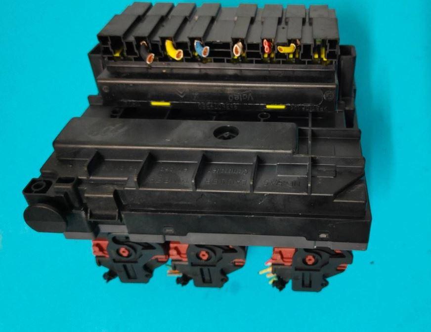 Peugeot 308 I 2007-2013 hatchback 1.6 HDI diesel MT 80 kW 2010  Poistková skrinka 9664706280