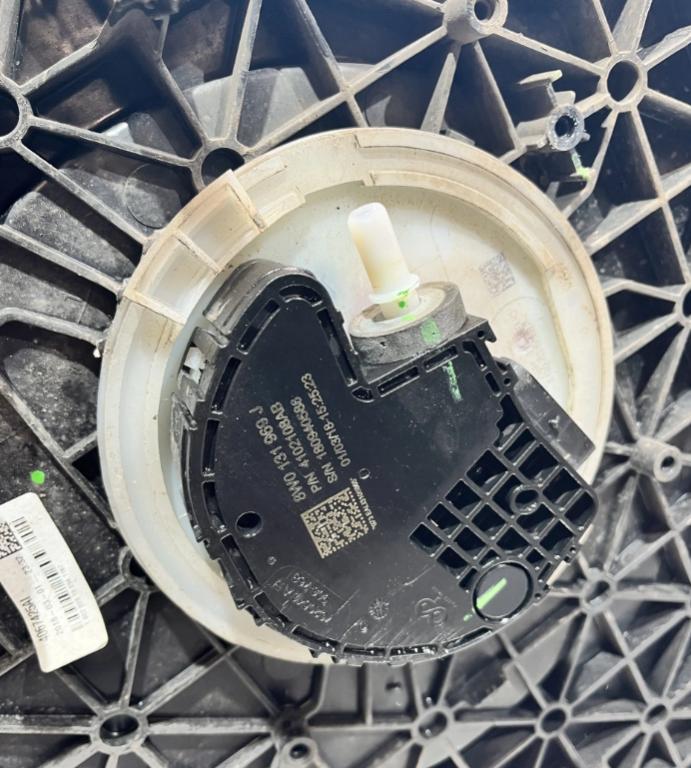 Audi A4 B9 2015-  2.0 TDI 140kW 2018  Nádrž AdBlue 8W0131969J