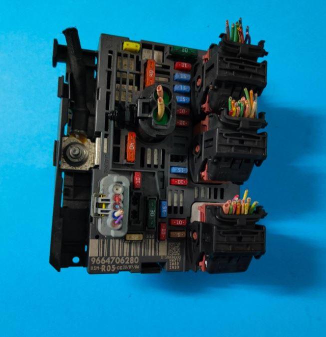 Peugeot 308 I 2007-2013 hatchback 1.6 HDI diesel MT 80 kW 2010  Poistková skrinka 9664706280